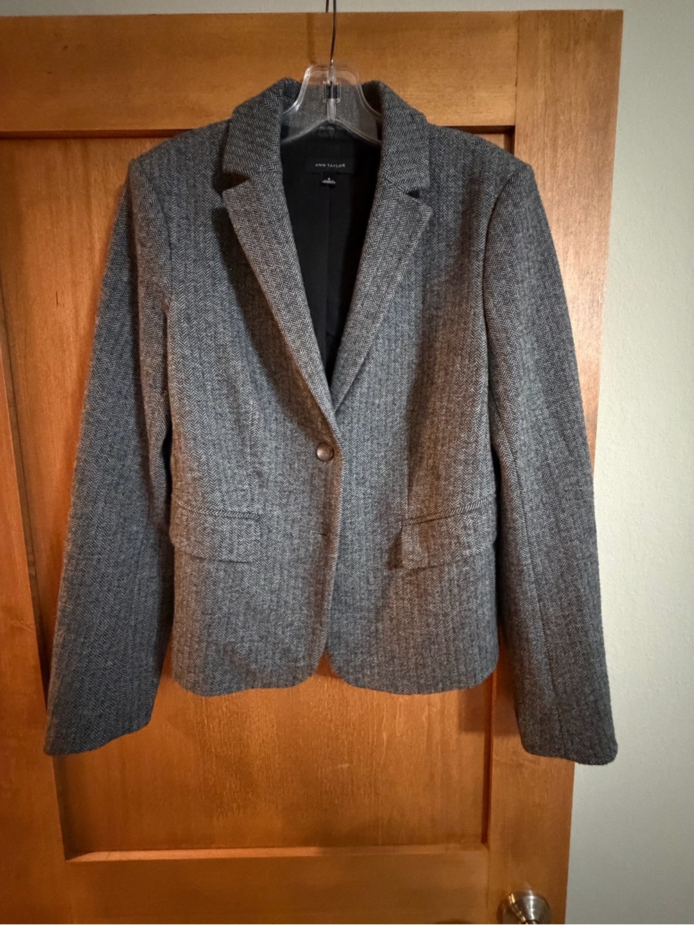 Ann Taylor Gray Herringbone Blazer ā Size 8